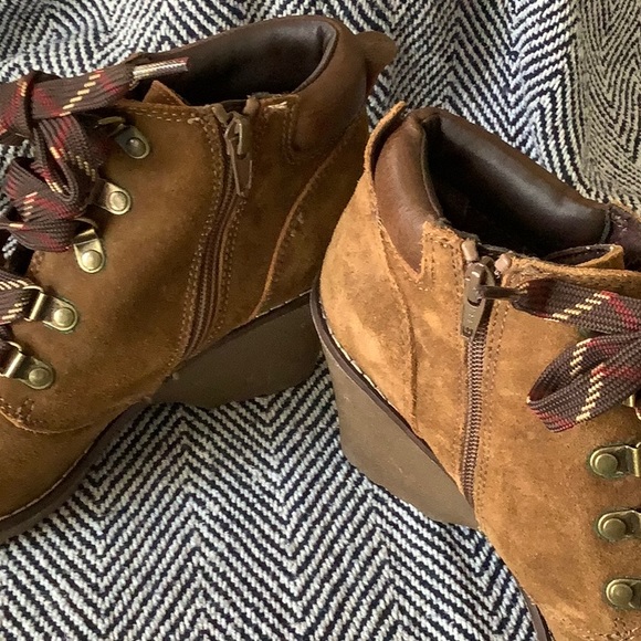 White Mountain Women's Suede Lace Up Wedge Bootie Boots Inside Zipper Shoes 8.5 - Picture 6 of 6